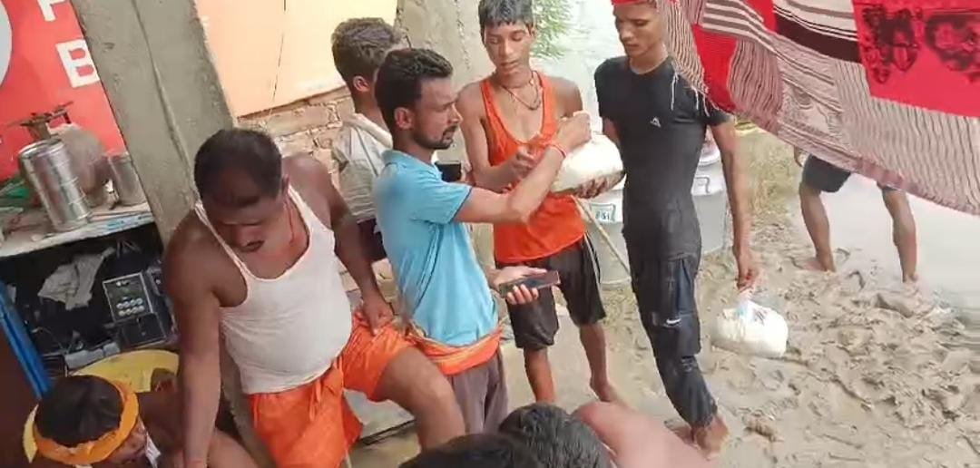 बाढ़ प्रभावित क्षेत्रों में युवा क्रांतिकारी संघ ने बढ़ाया मदद का हाथ ।